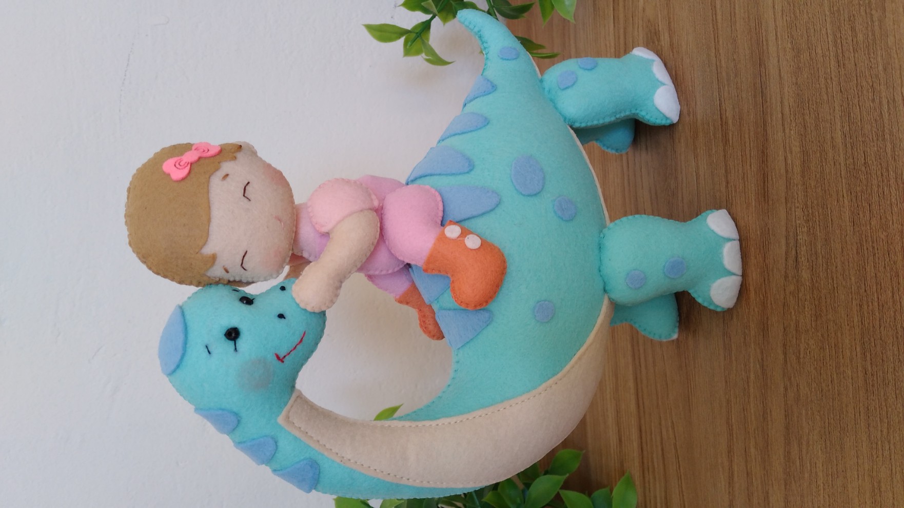 Dinossauro com garotinha em feltro