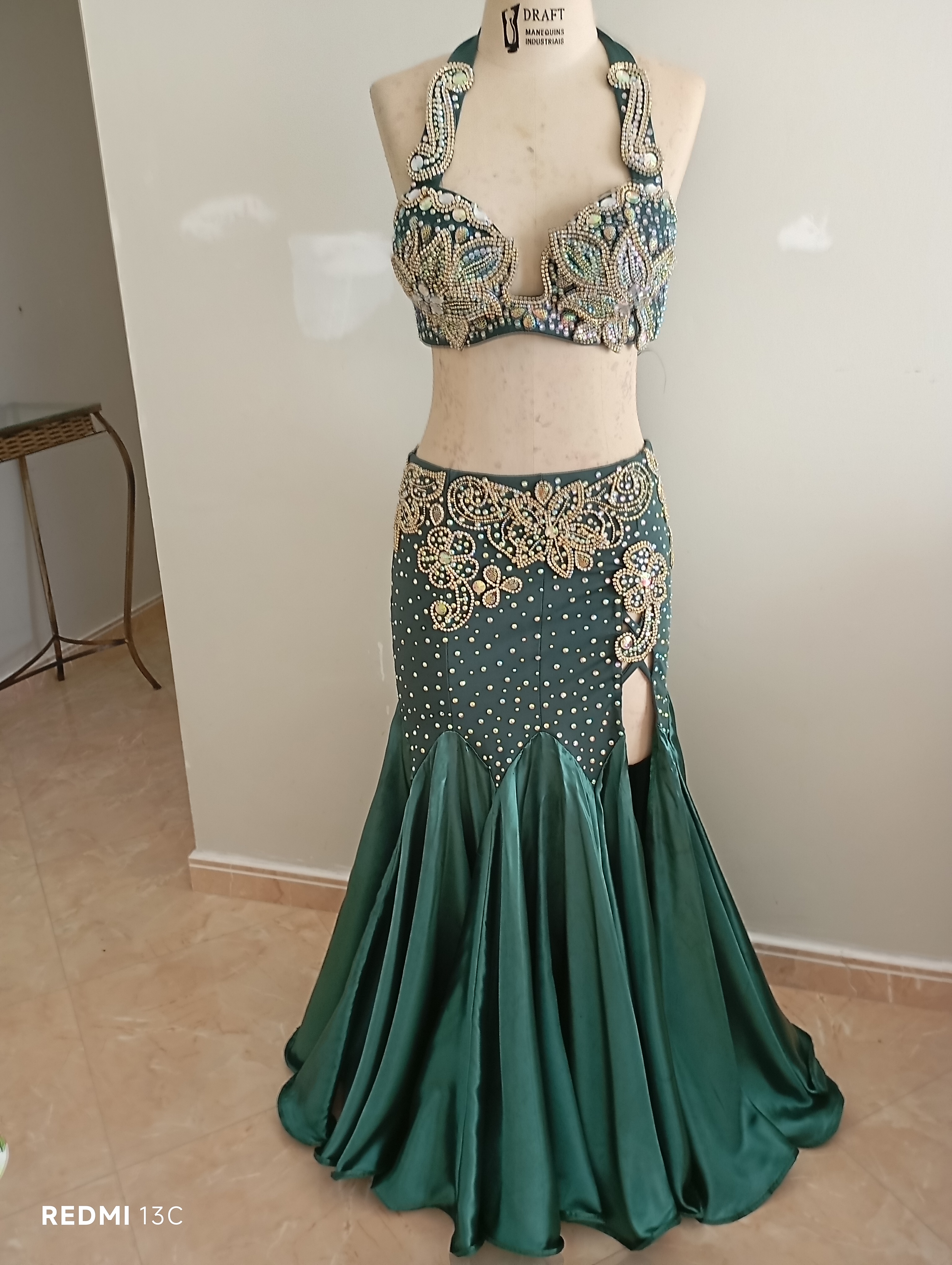 Traje bordado com pedrarias e strass