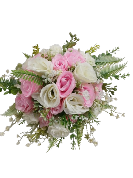 Buque de botões de rosas realista, na vor branco e rosa folhagem e elementos verde e branco, cabobo revestido em fita de cetim ,pérolas e strass