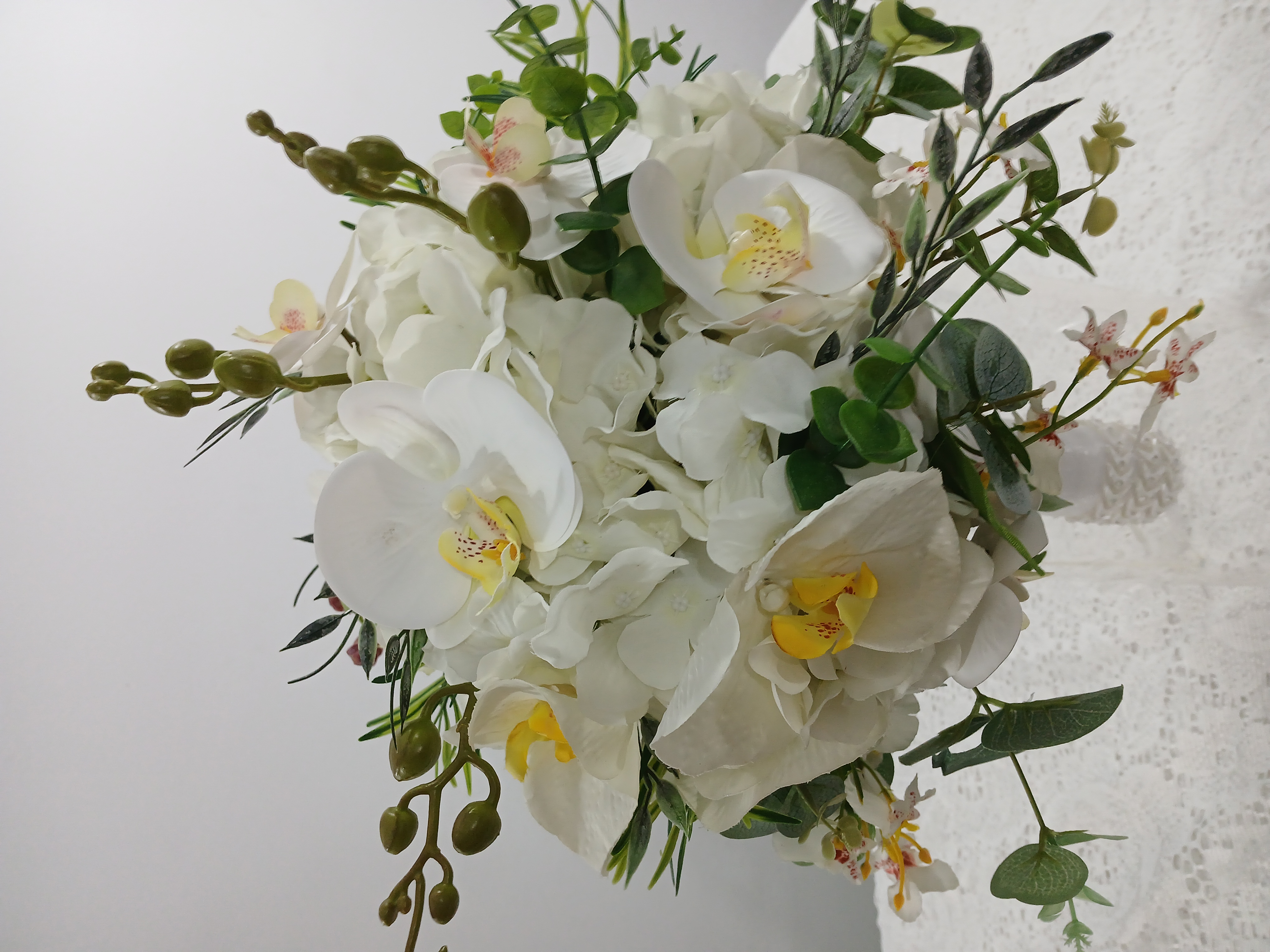 Buquê para noivas feito com flores realista orquídeas e eucalipto. Medidas: 33cm de altura X 35 de diâmetro, ideal para noivas acima de 1,65m de altura.