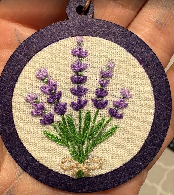 Chaveiro Mini Bastidor com Bordado Lavanda Artesanal