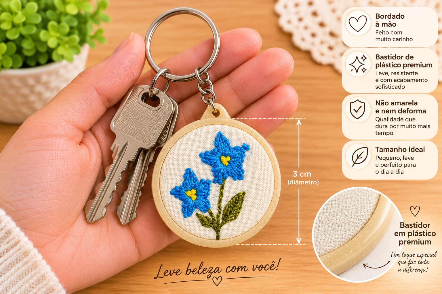 Chaveiro Mini Bastidor com Bordado Flor Azul Artesanal