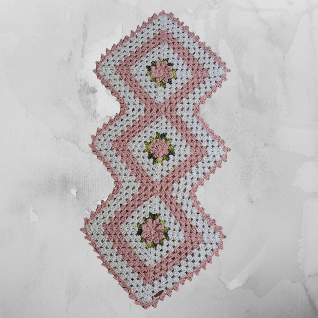 Trilho Caminho de Mesa 03 losangulo em crochê retangular decorativo para sua mesa