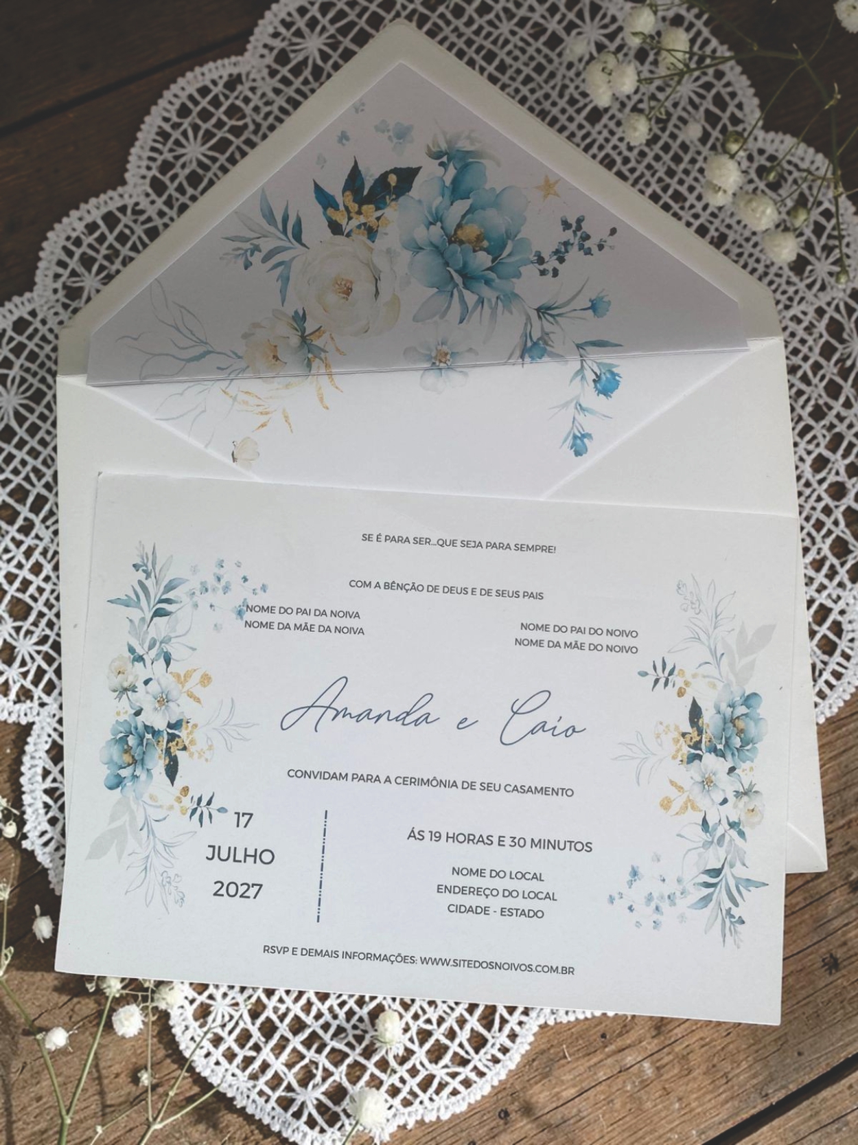 Convite de Casamento Azul Serenity e Dourado com Envelope Forrado
