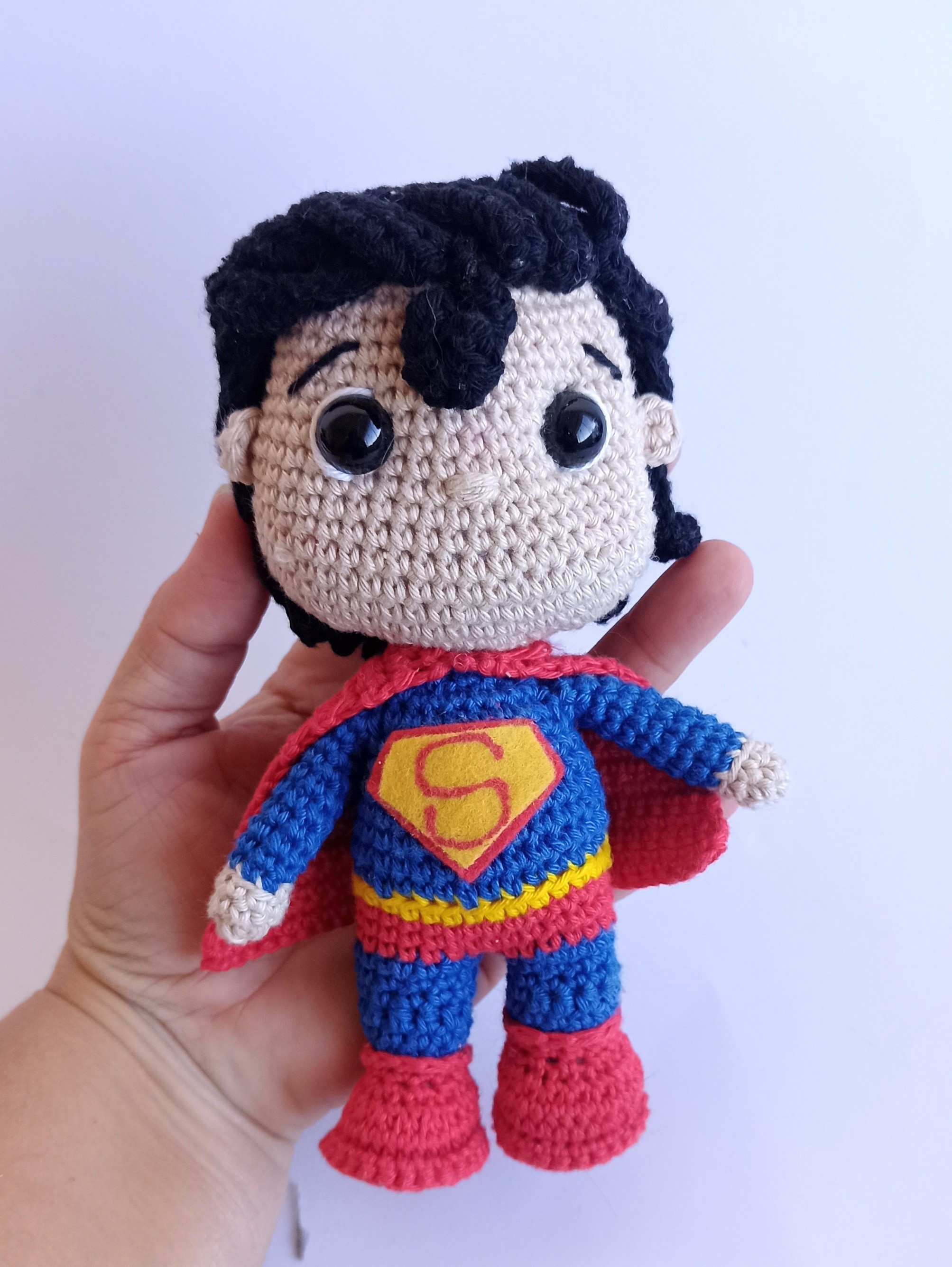 Boneco Toyart Superman Amigurumi – Herói de Crochê Feito à Mão