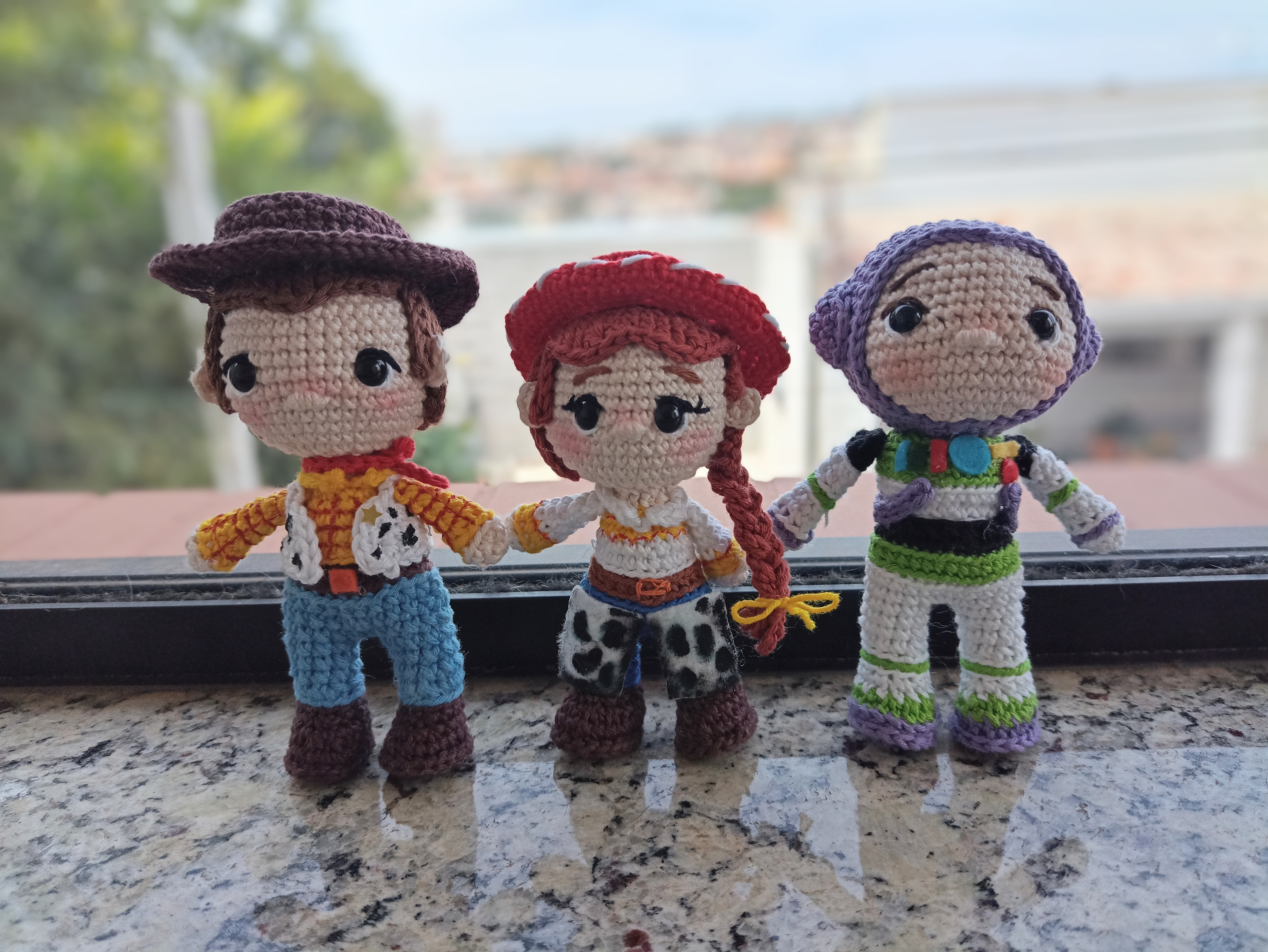 Kit Trio Amigurumi Toy Story – Woody, Jessie e Buzz Lightyear (Feito à Mão)