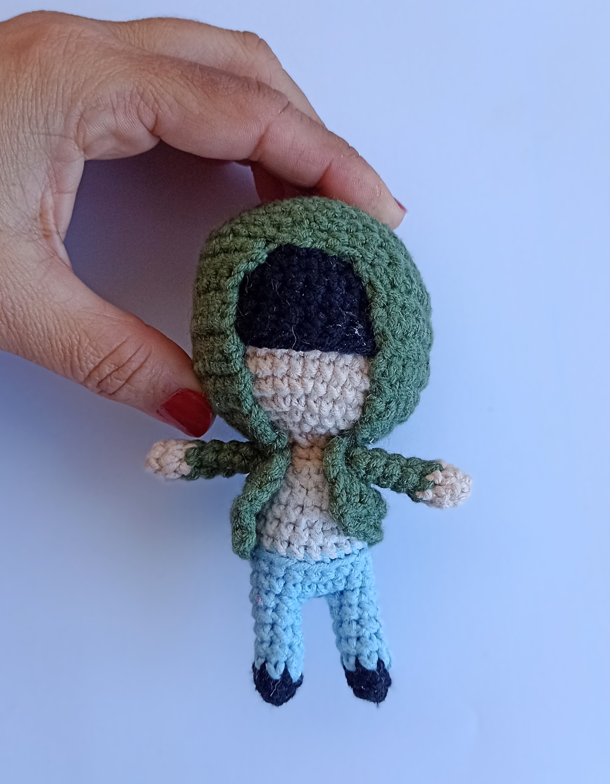 Boneco colecionável amigurumi do artista Banksy