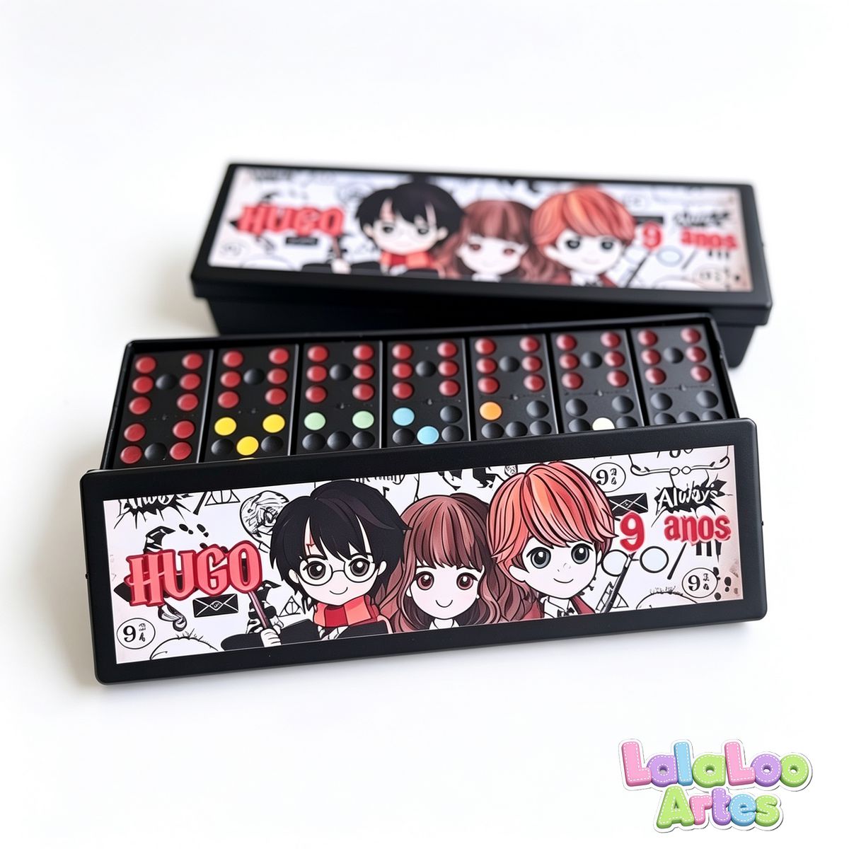 Jogo de dominó personalizado com tema Harry Potter Chibi, em caixa de plástica preta com estampa personalizada, nome e idade. Lembrancinha aniversário.