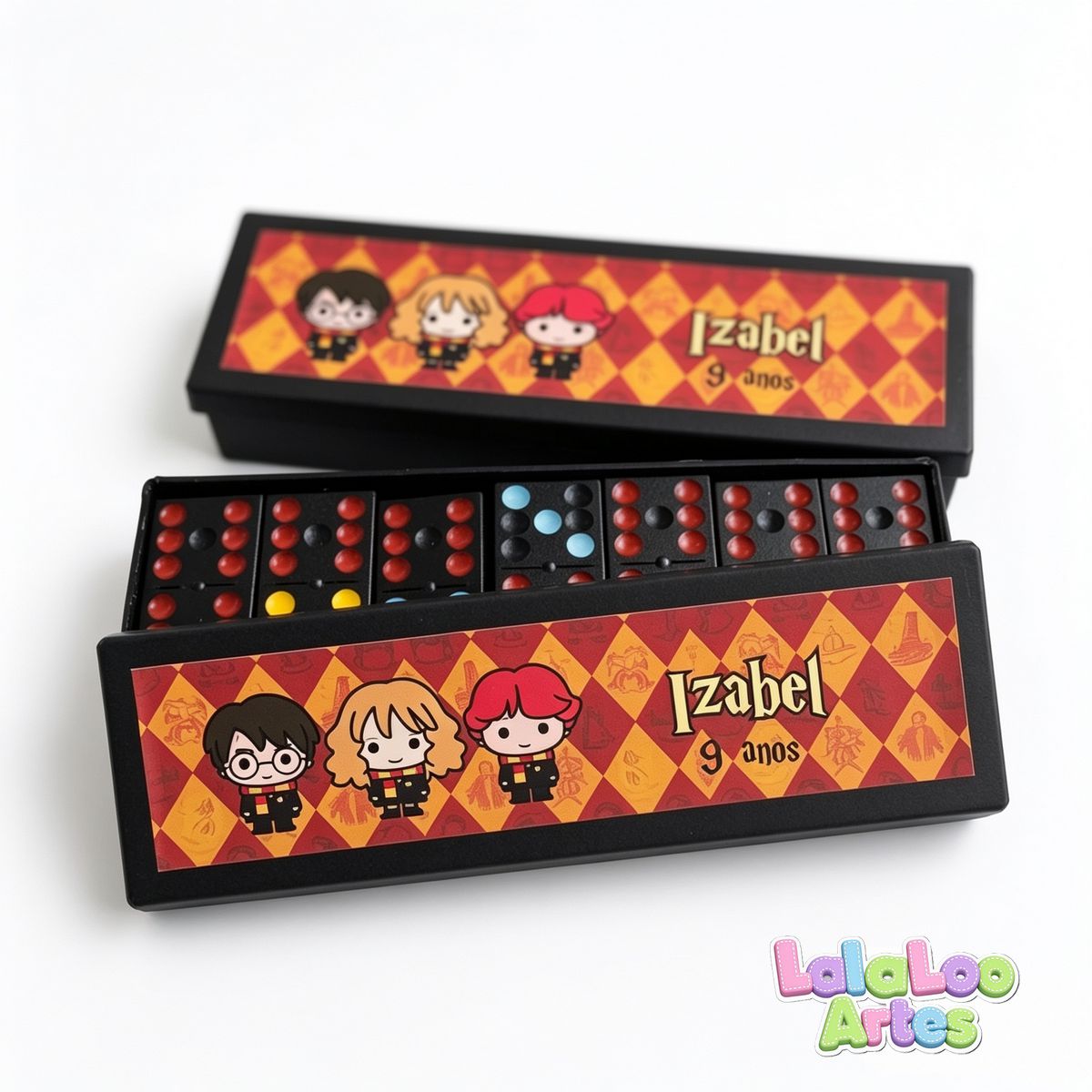 Jogo de dominó personalizado com tema Harry Potter Chibi, em caixa de plástica preta com estampa personalizada, nome e idade. Lembrancinha aniversário.