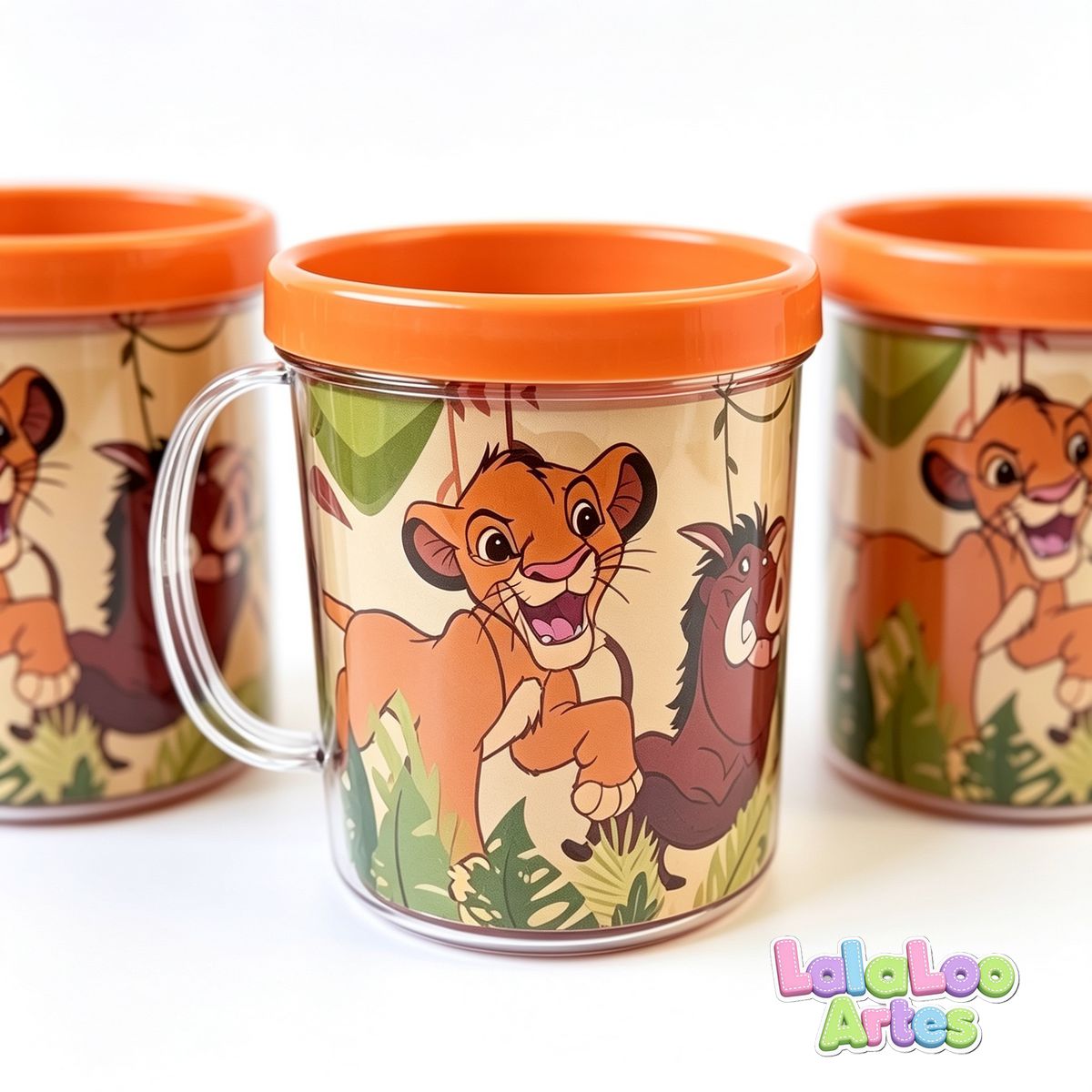 Caneca Personalizada tema Rei Leão para lembrancinha de festa infantil, fotografado em fundo branco.