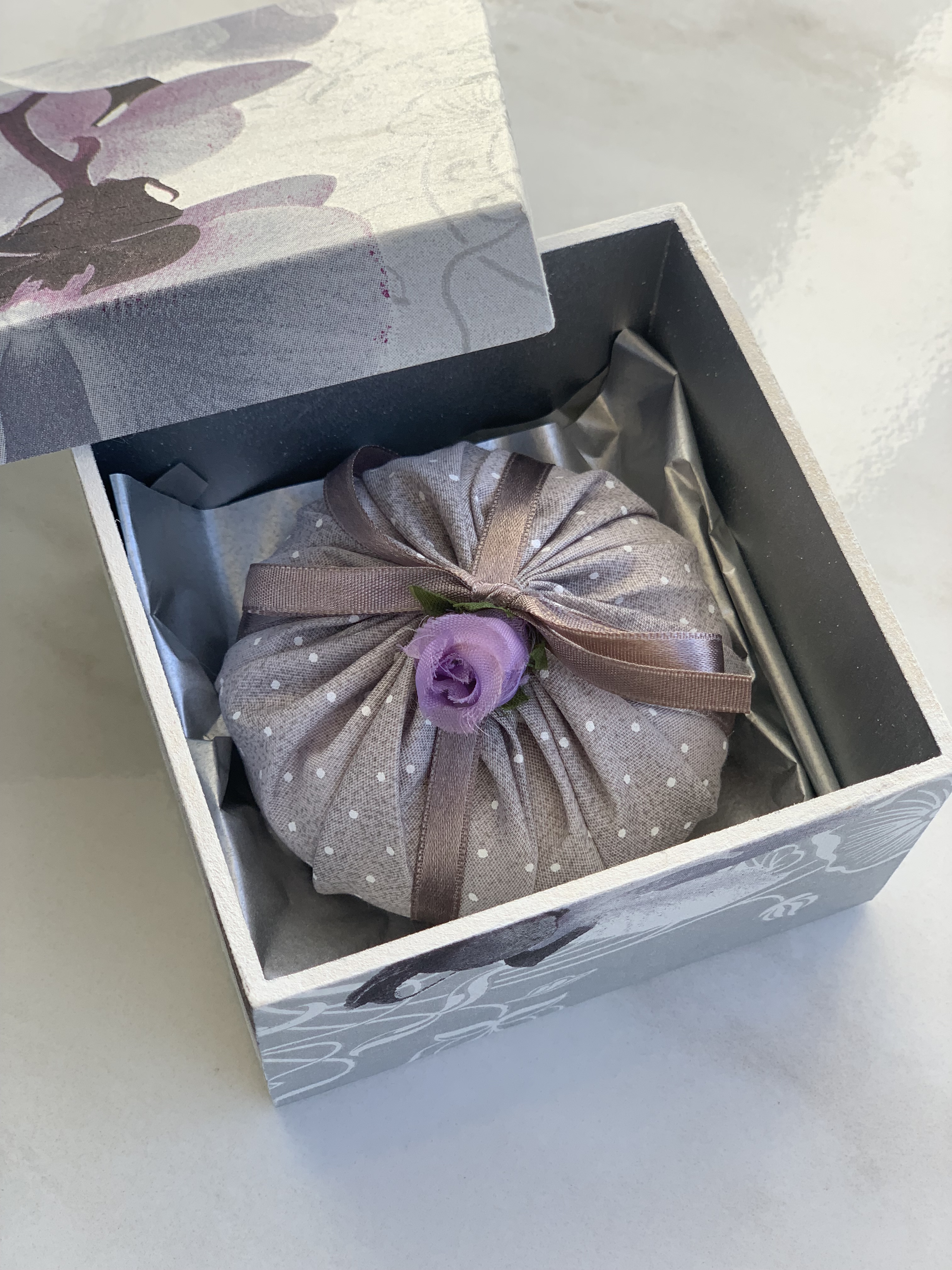 CAIXA COM SABONETE ORQUÍDEA