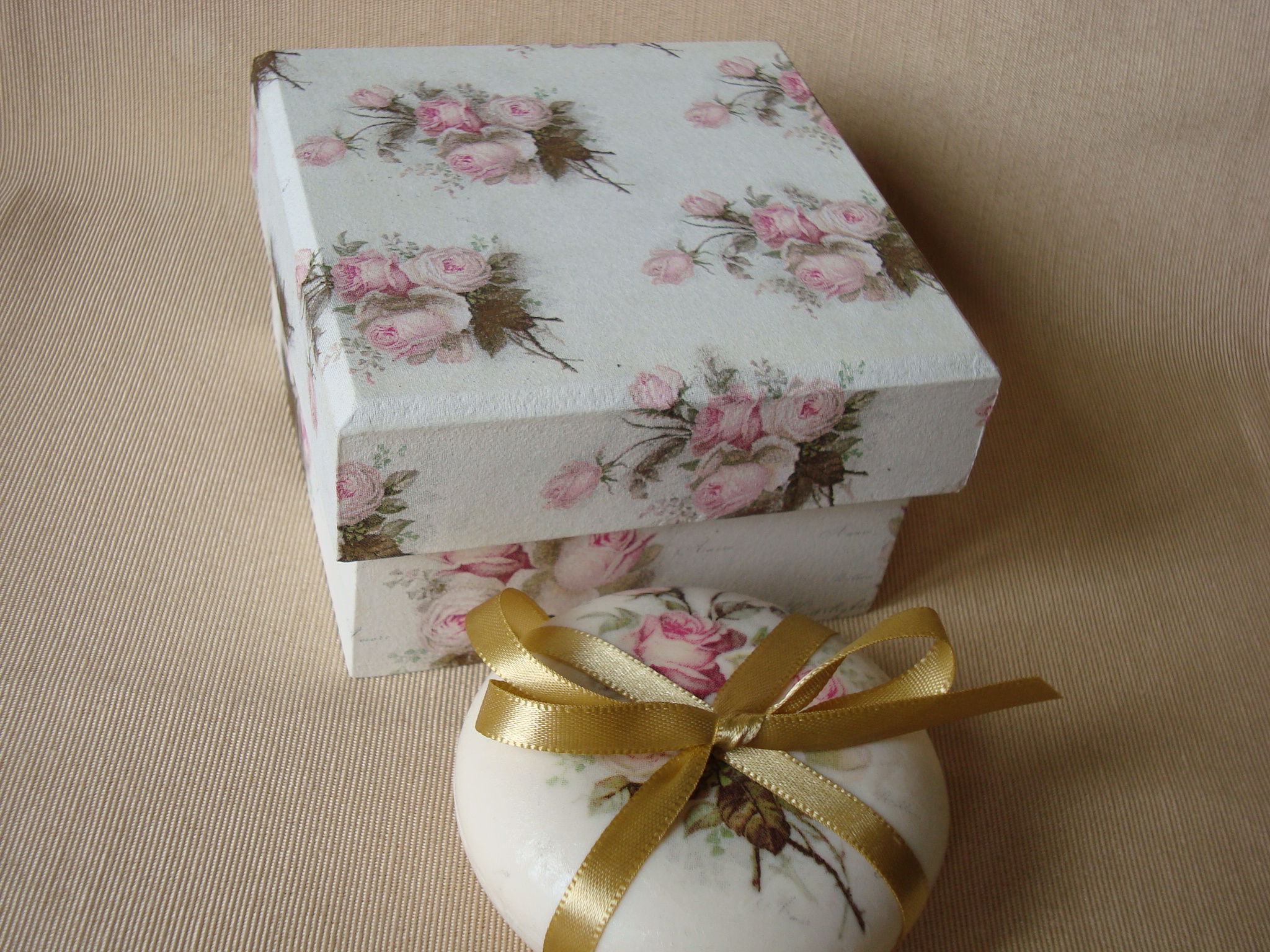 CAIXA COM SABONETE FLORAL ROSA