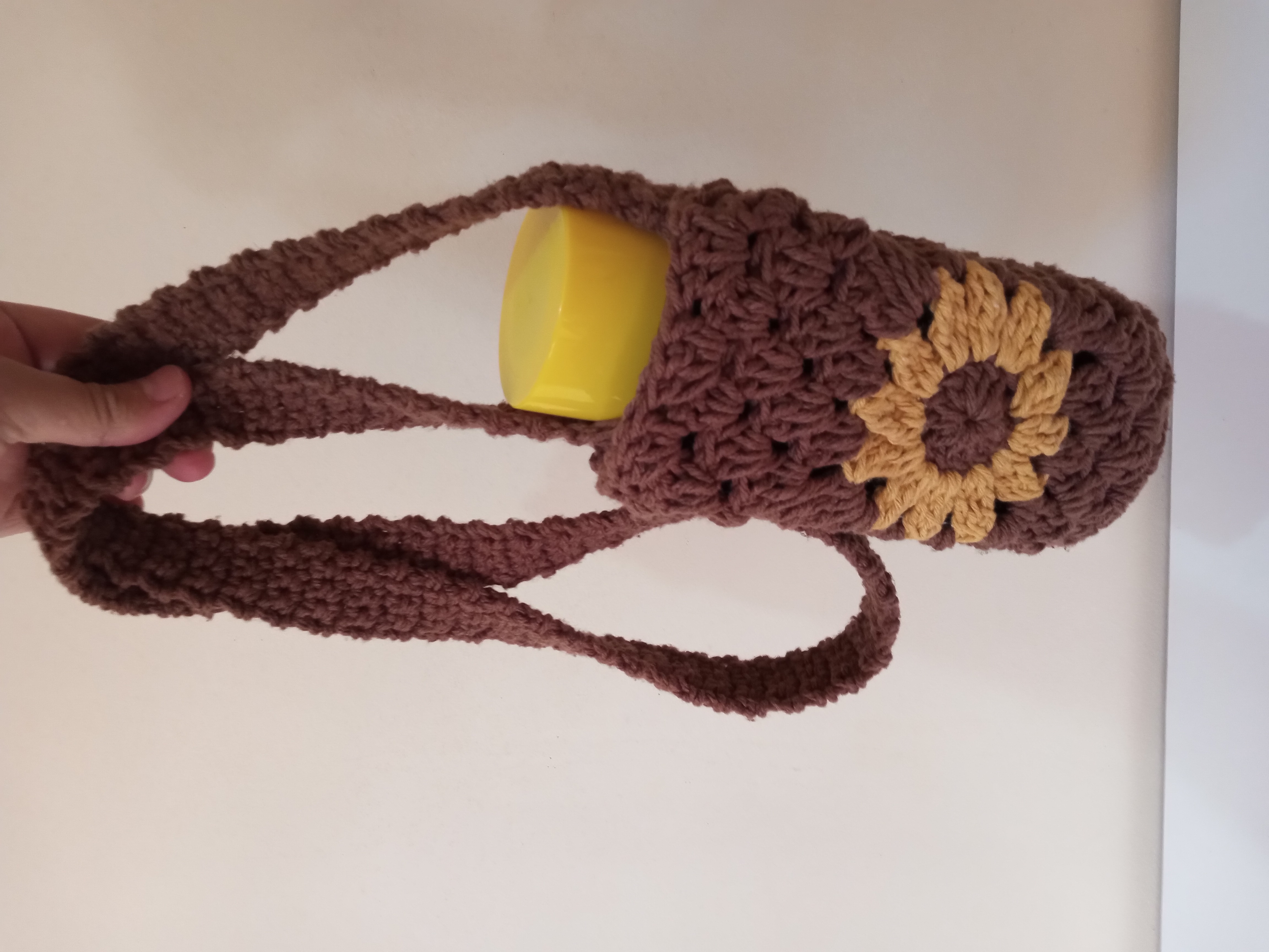 Porta garrafa crochê girassol com compartimento para celular