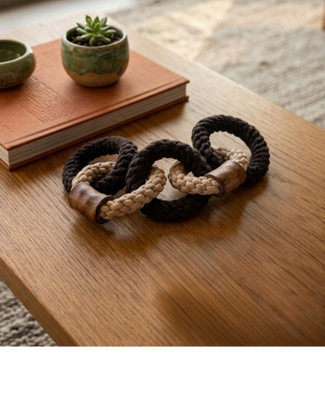 colar de mesa em macramê com tigimento natural e fibra de algodão