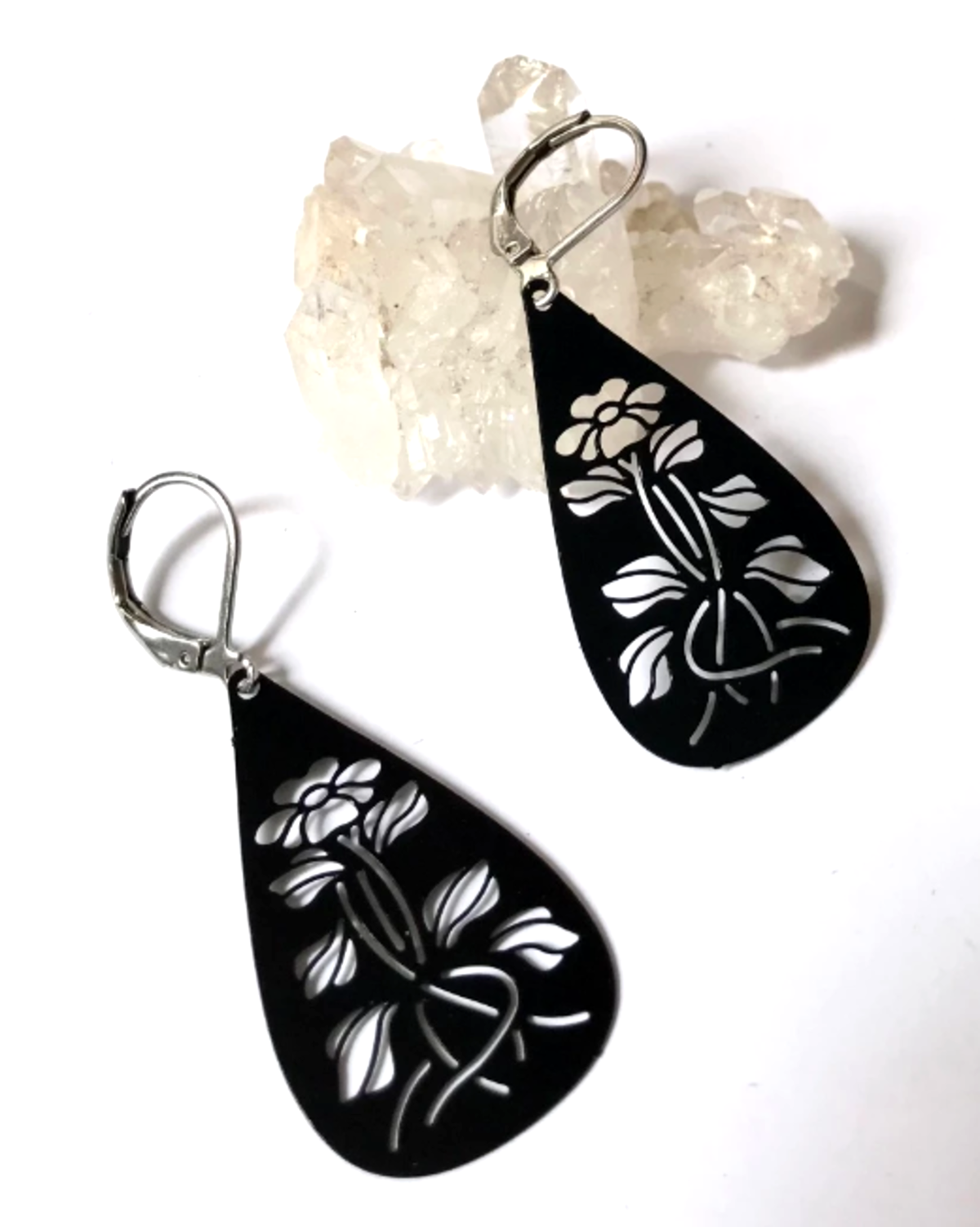 Brinco Gota Negra com Flores – Super Leve e Inox