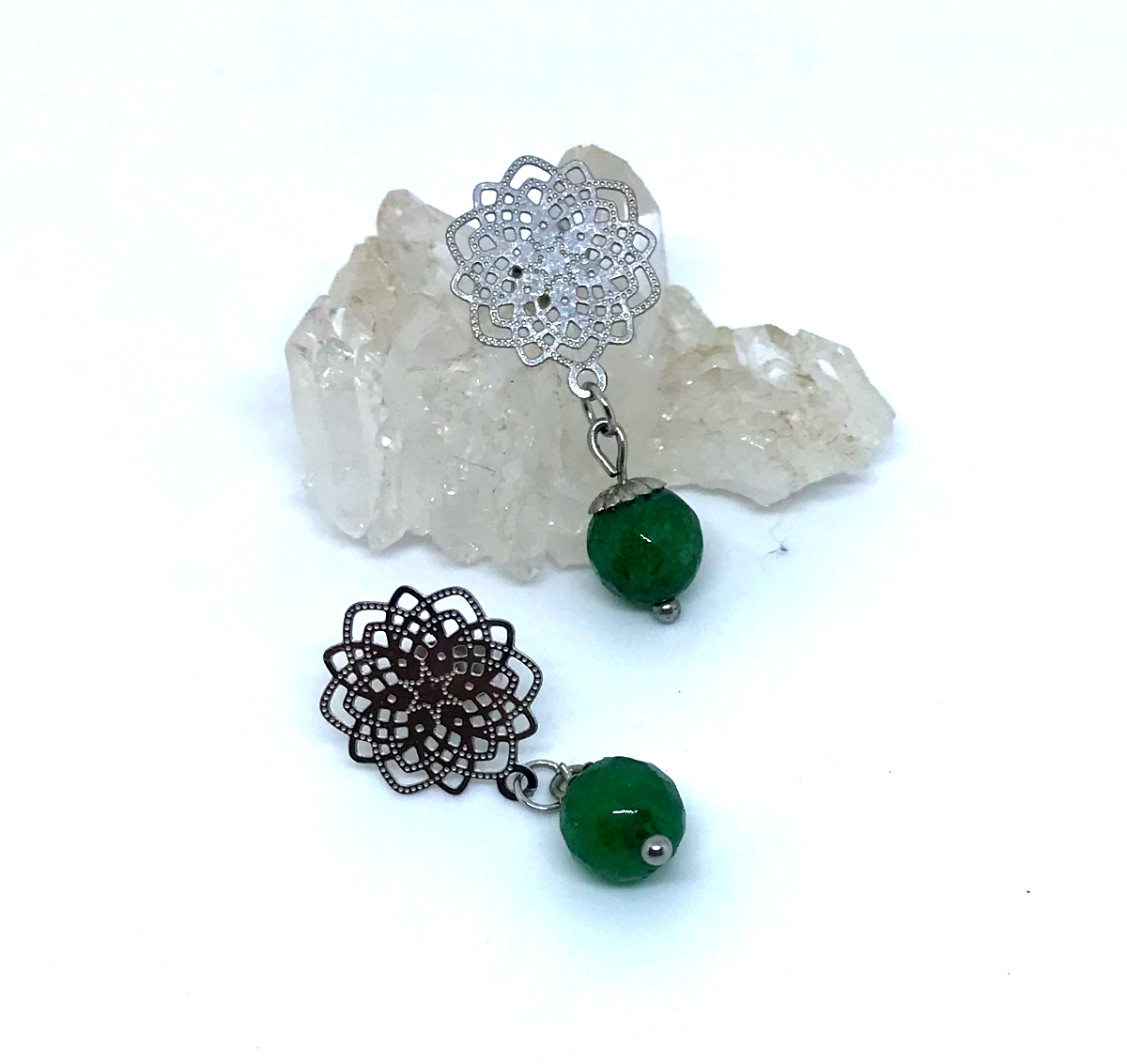 Brinco de Pino em aço inox com Base Filigranada e Pedra Jade Verde Facetad