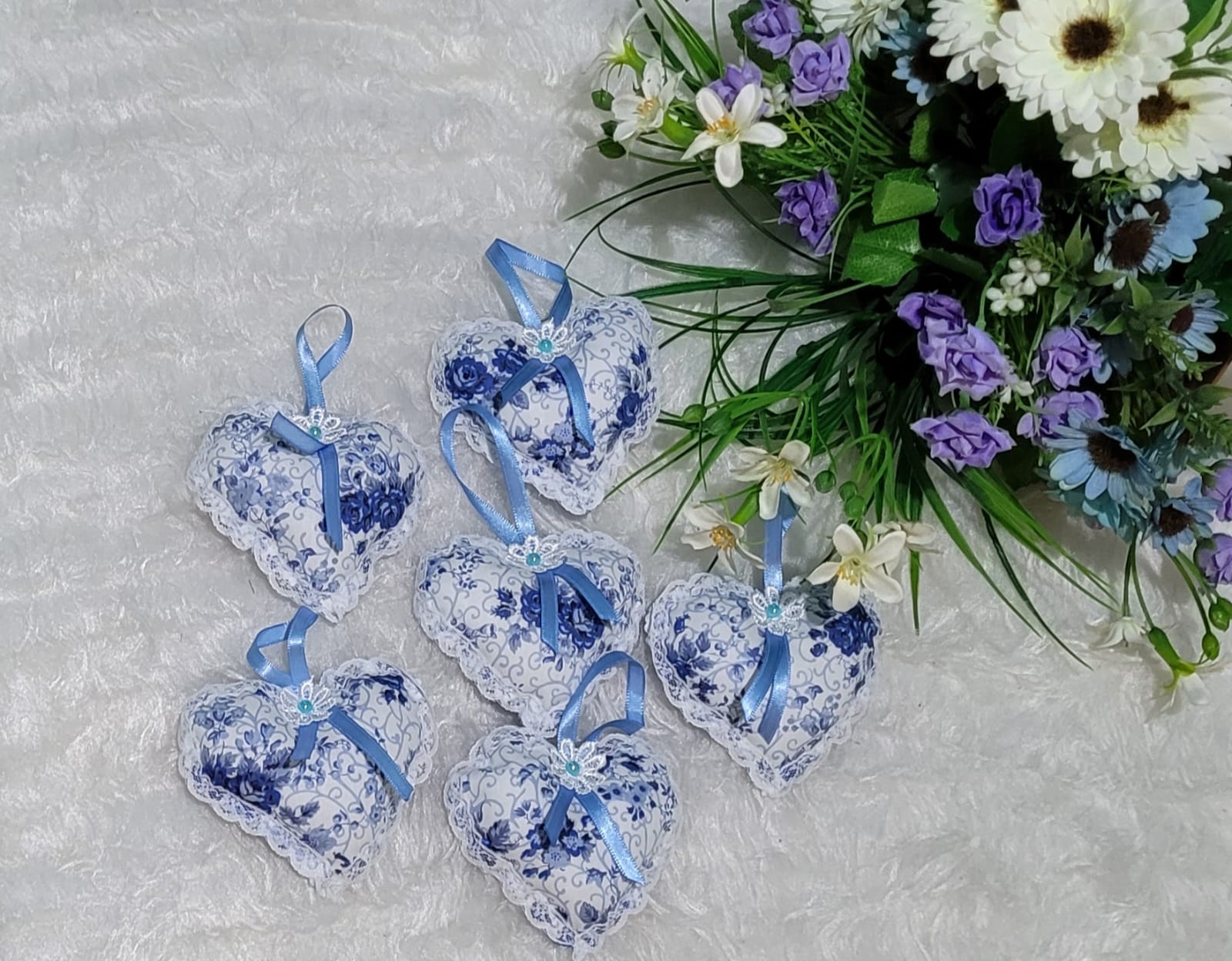 Chaveiro de tecido tricoline coração estampado azul rendado