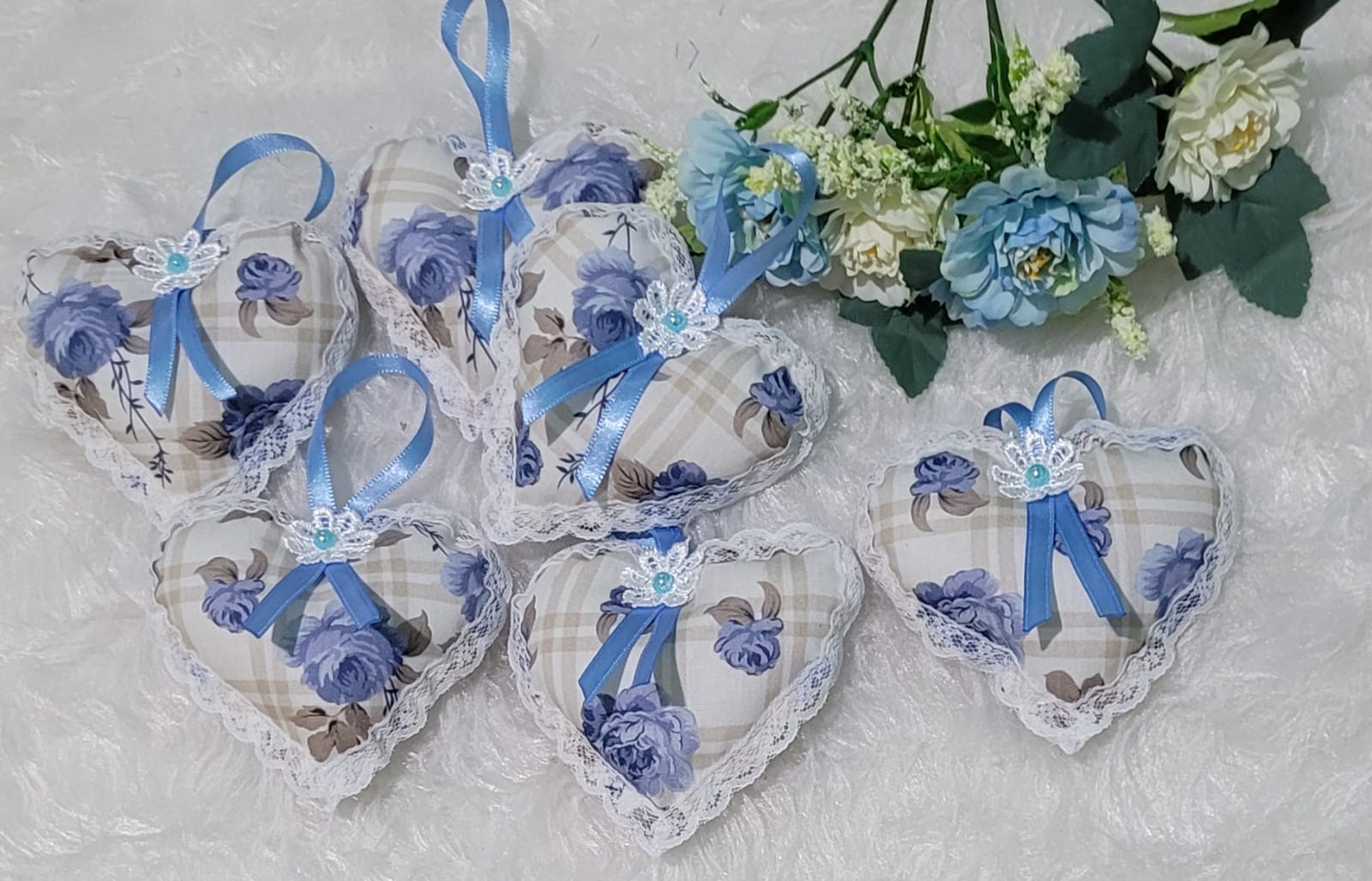 Chaveiro de tecido tricoline coração estampado xadrez azul rendado