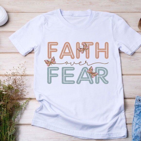Camiseta Faith Over Fear - Fé e Estilo Inspirador - foto 1