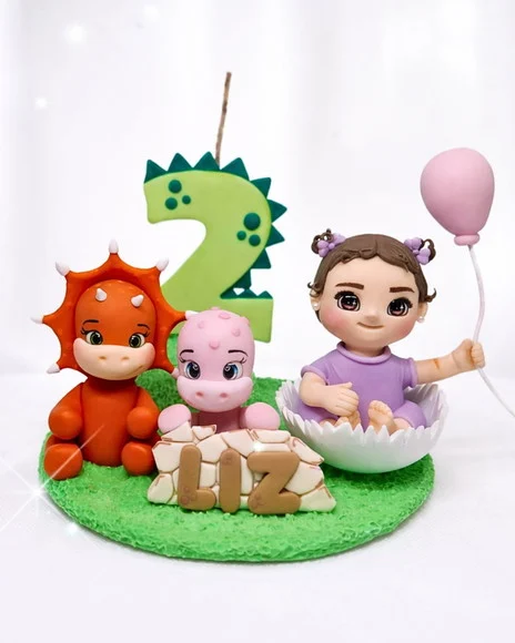 Topo de Bolo Dinossauro em Biscuit (menina) - foto 1