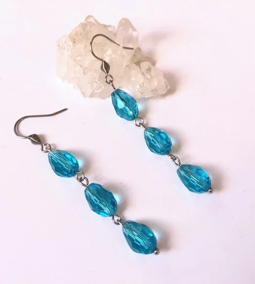 Brinco Cristal Azul Facetado em Gota e Acabamento em Inox - foto 1