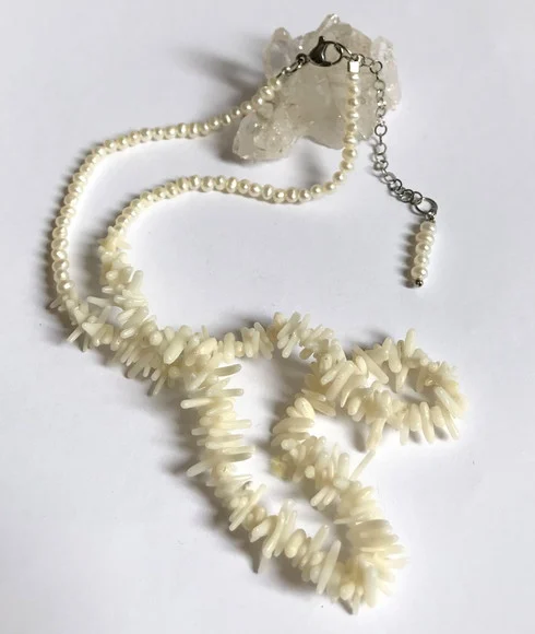 Colar Choker com Coral em Gravetos Perolas e Aço Inox - foto 1