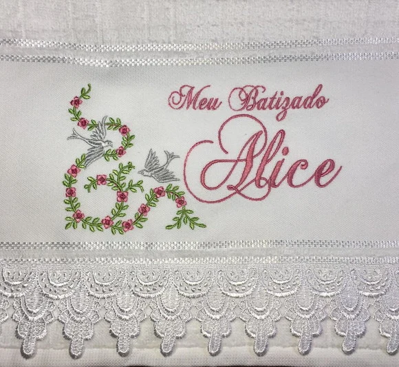 Toalha Bordada Personalizada Batizado Modelo5 com Renda