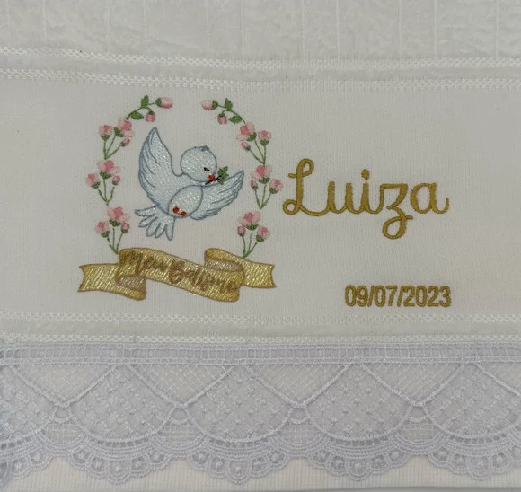 Toalha Bordada Personalizada Batizado Modelo2 com Renda - foto 1
