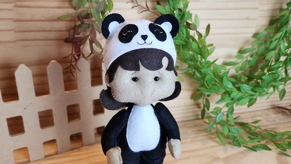 Boneca Panda de Feltro - Chamar Chat