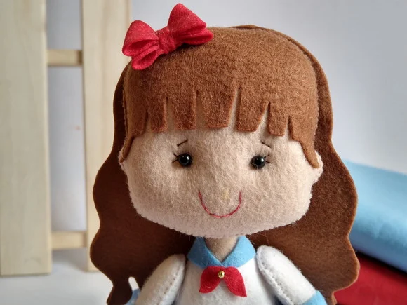 Boneca Menina Marinha de Feltro - Chamar Chat