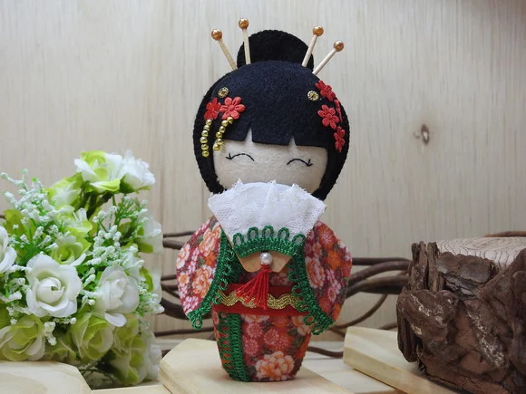 Boneca Kokeshi em em Feltro * Chamar Chat