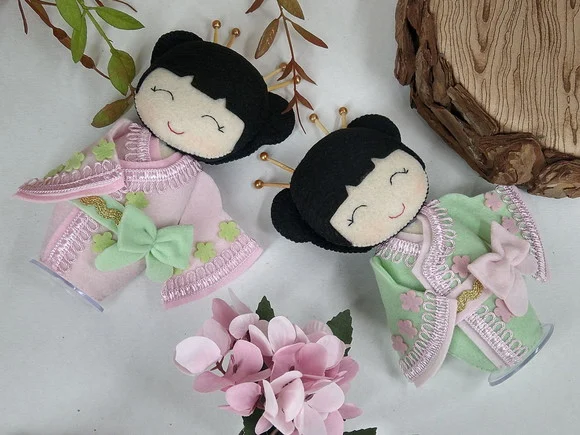 2 Boneca Kokeshi em Feltro 15 cm * Chamar Chat