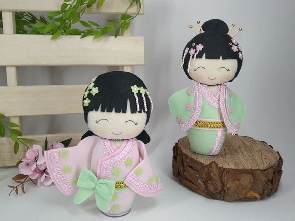 Boneca Kokeshi em Feltro - 20 Cm* Chamar Chat