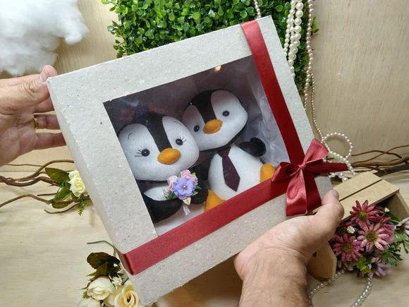 Topo de Bolo - Pinguins com a Caixa - foto 1
