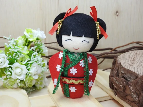 Boneca Kokeshi em feltro 15 cm