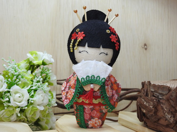 Boneca Kokeshi em feltro 15 cm