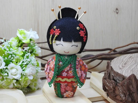 Boneca Kokeshi em feltro 15 cm