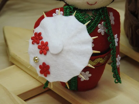 Boneca Kokeshi em feltro - 20 cm