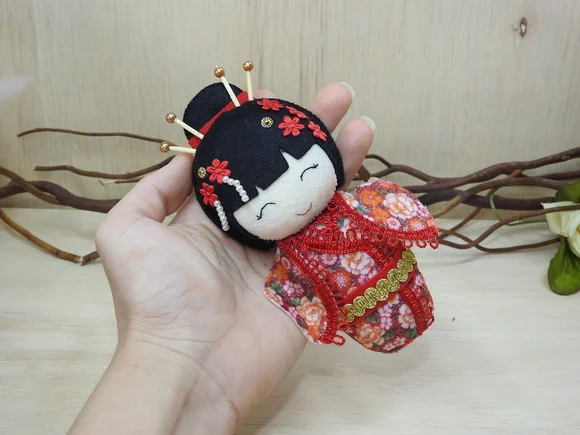 Boneca Kokeshi em feltro 15 cm