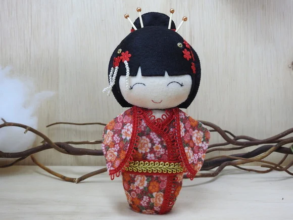 Boneca Kokeshi em feltro - 20 cm