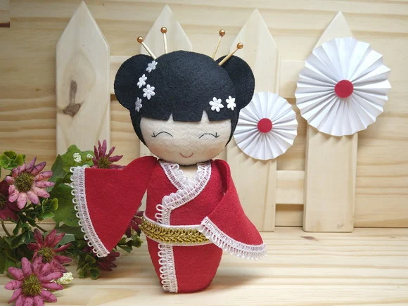Boneca Kokeshi em feltro - 20 cm