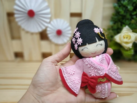 Boneca Kokeshi em Feltro 15 cm