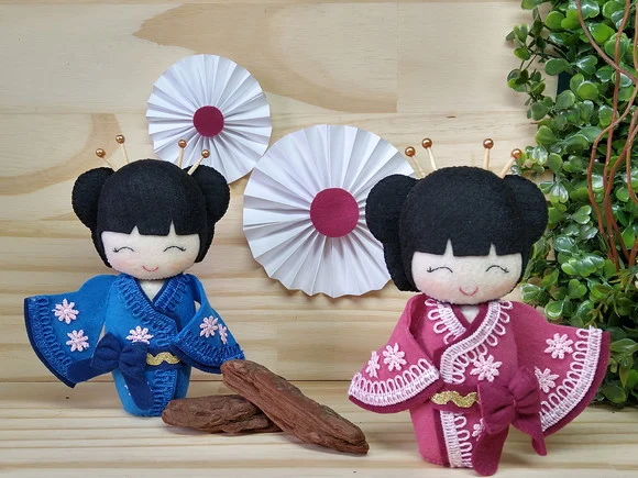 Boneca Kokeshi em feltro 15 cm