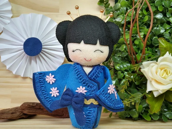 Boneca Kokeshi em feltro 15 cm