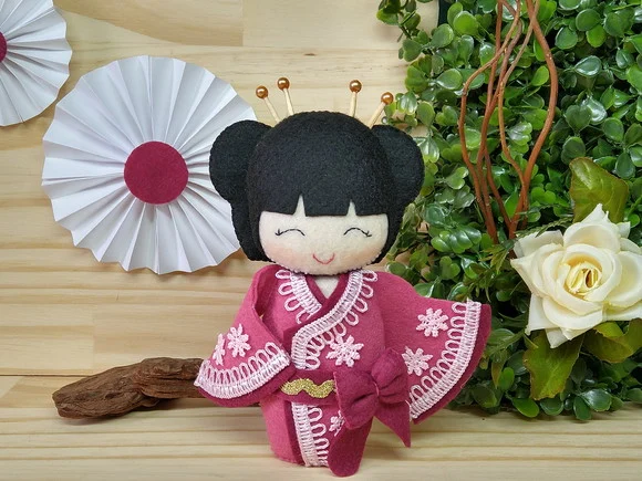 Boneca Kokeshi em Feltro 15 cm
