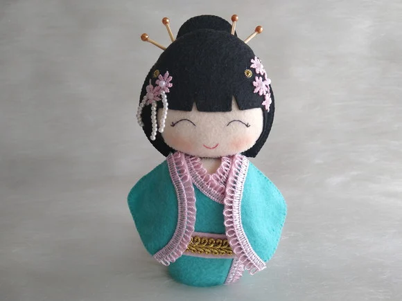 Boneca Kokeshi em feltro - 20 cm