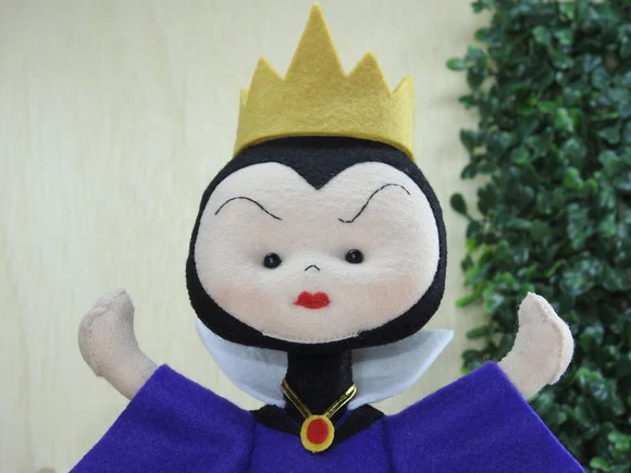 Rainha má em feltro