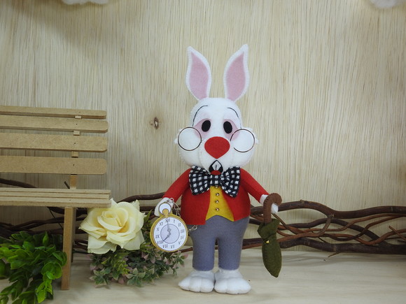 Coelho da Alice no País das Maravilhas em Feltro