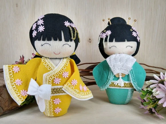 Boneca Kokeshi em feltro - 20 cm