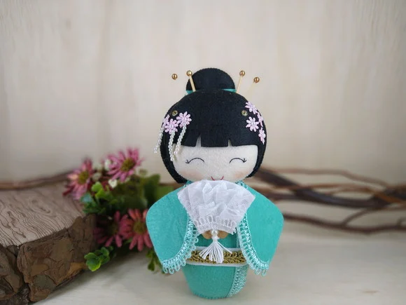 Boneca Kokeshi em feltro - 20 cm
